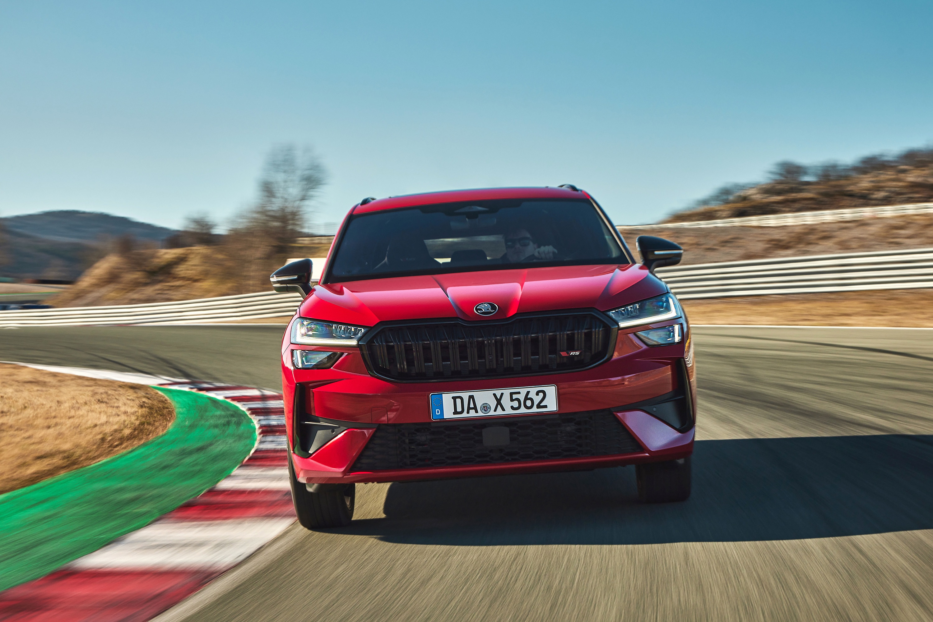 搭載 EA888 EVO4 世代 2.0 TSI 引擎的 Kodiaq RS，擁有 265hp 最大馬力，0-100kmh 加速僅需 6.4 秒，配合 20 吋 Elias 黑色金屬拋光鋁圈，展現純粹駕馭快感